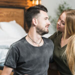 парень улыбается и обнимает девушку