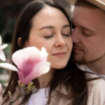 парень обнимает девушку и целует в щеку