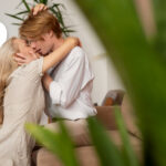 парень с девушкой целуются