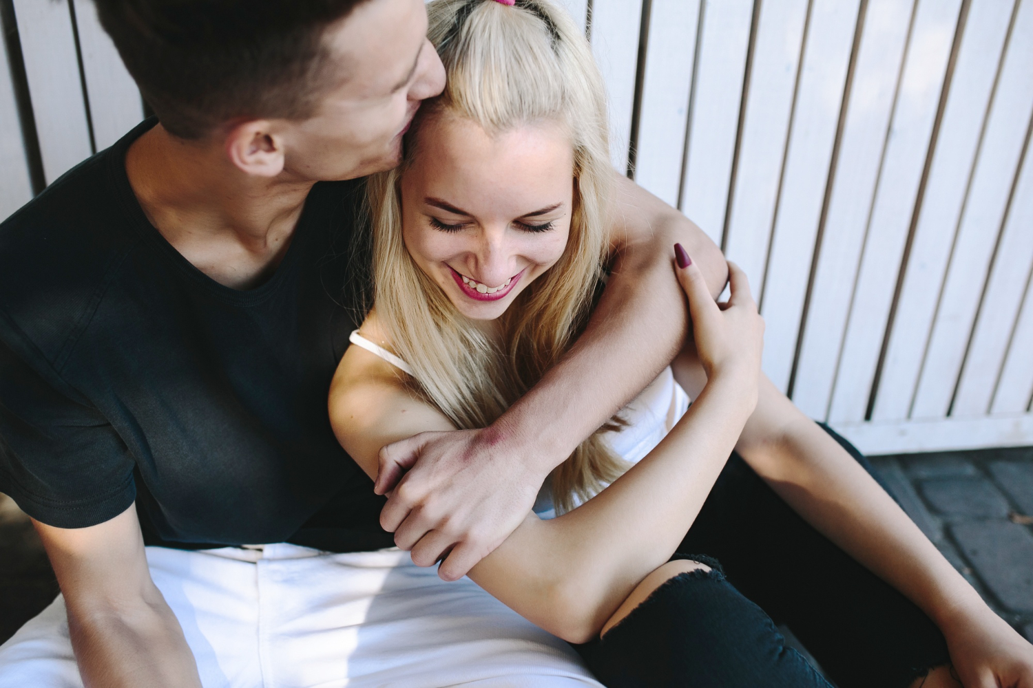 пара сидит в обнимку