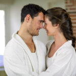 пара смеется в обнимку